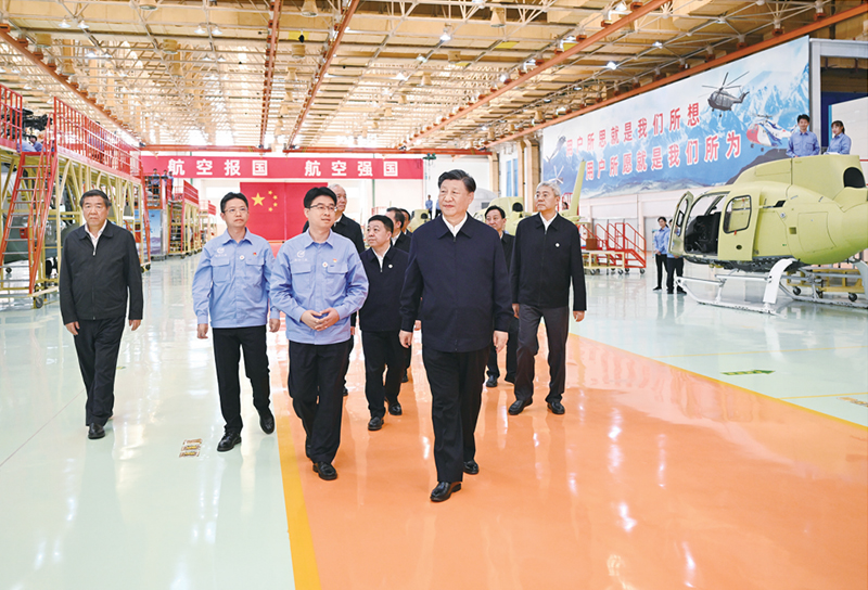 2023年10月10日至13日，中共中央总书记、国家主席、中央军委主席习近平在江西考察。这是11日上午，习近平在景德镇市昌河飞机工业（集团）有限公司考察。 新华社记者 燕雁/摄