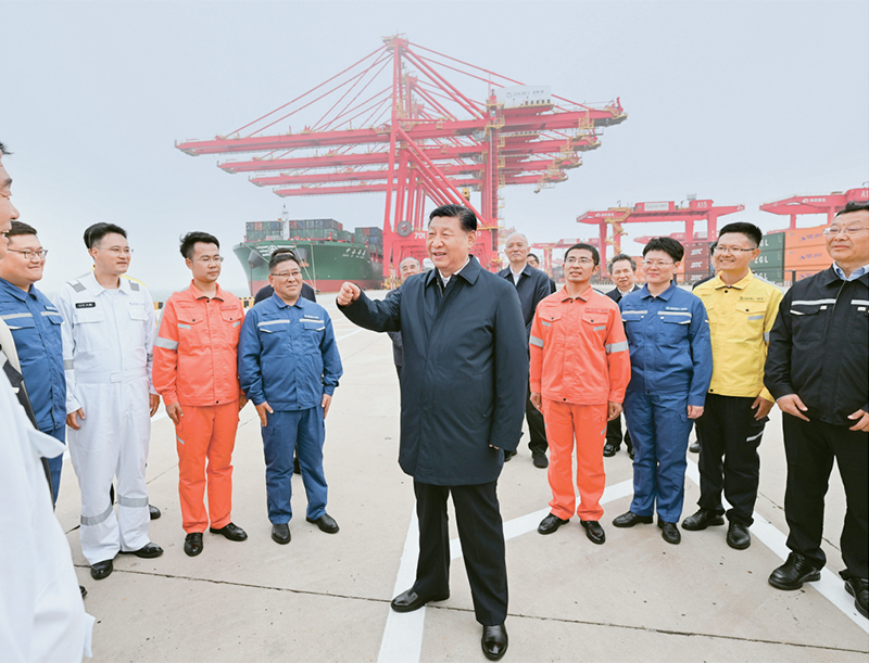 2024年5月22日至24日，中共中央总书记、国家主席、中央军委主席习近平在山东考察。这是22日下午，习近平在日照港亲切慰问港口科技工作者、运营人员、航运人员。 新华社记者 谢环驰/摄