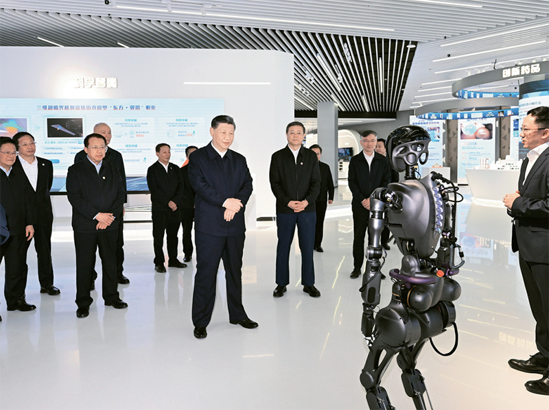 2023年11月28日至12月2日，中共中央总书记、国家主席、中央军委主席习近平在上海考察。这是11月28日下午，习近平在浦东新区张江科学城参观上海科技创新成果展。 新华社记者 谢环驰/摄