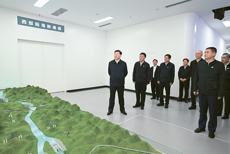 2023年12月14日至15日，中共中央总书记、国家主席、中央军委主席习近平在广西考察。这是14日上午，习近平在南宁市考察中国—东盟信息港股份有限公司，结合平陆运河沙盘听取西部陆海新通道骨干工程建设汇报。 新华社记者 谢环驰/摄